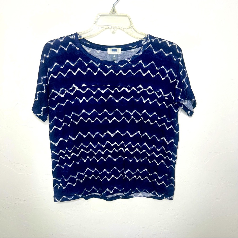 Old Navy women’s navy blue tee with white wavy pattern
